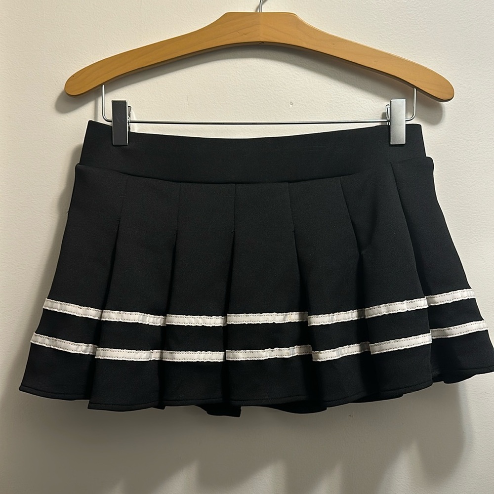 Black and white pleated mini skirt